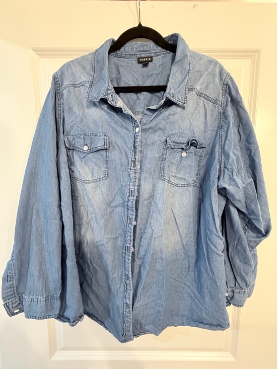 torrid Tops - Torrid Chambray Button-Front Shirt in Faded Blue